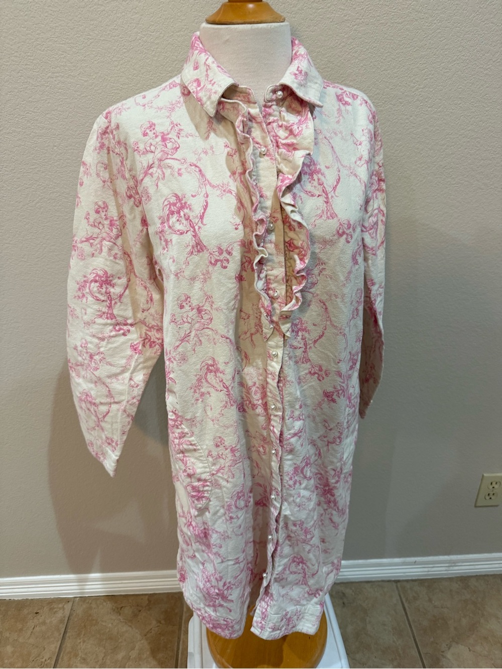 SOFT SURROUNDINGS Night Gown Shirt SZ L Pockets Pearl Buttons Pink Toile Ruffled